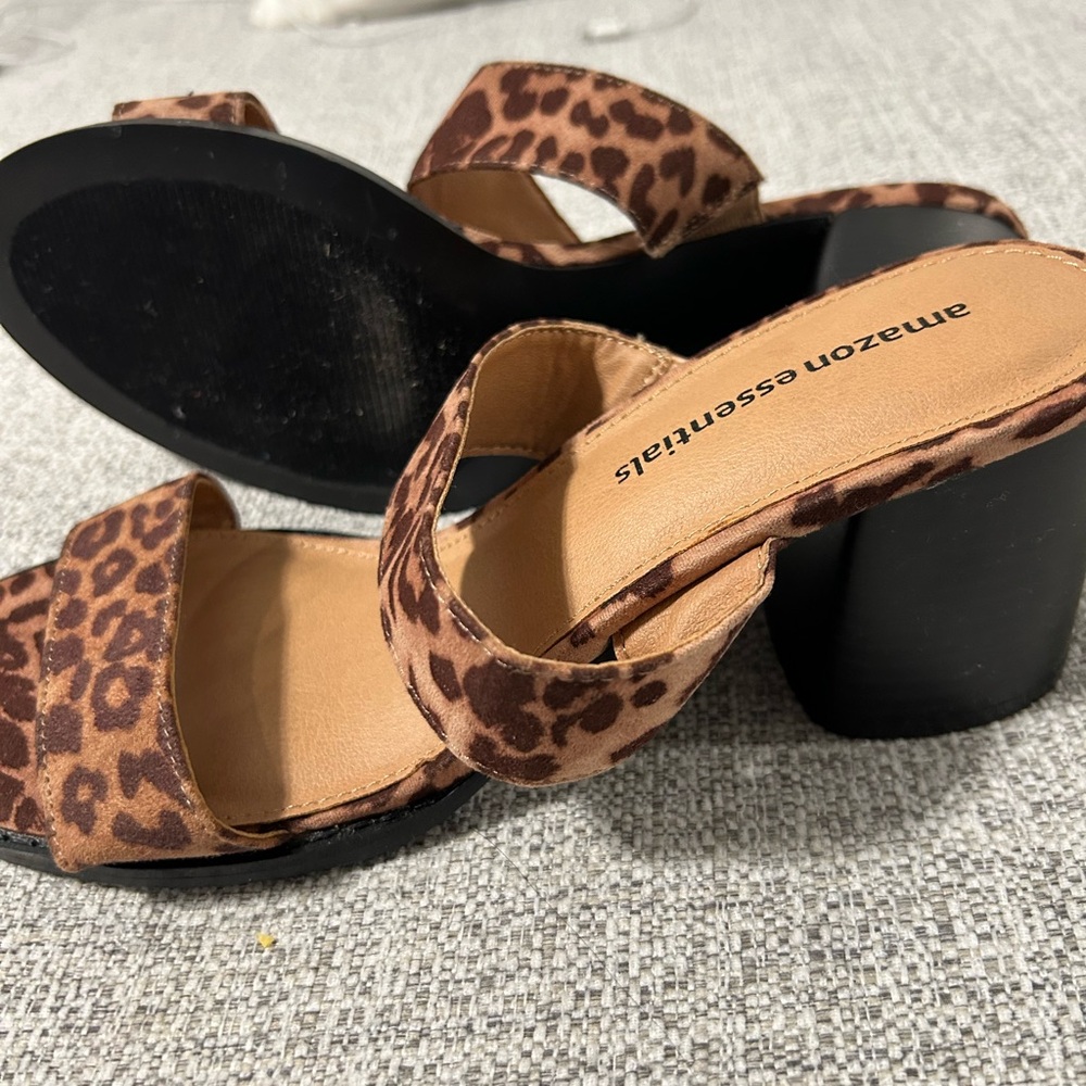 Amazon Essentials Women's Leopard Print Sandals
